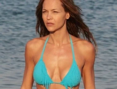 Nικολέττα Καρρά: Με ποιον έκανε μπάνιο σε γνωστή παραλία; (φωτο)